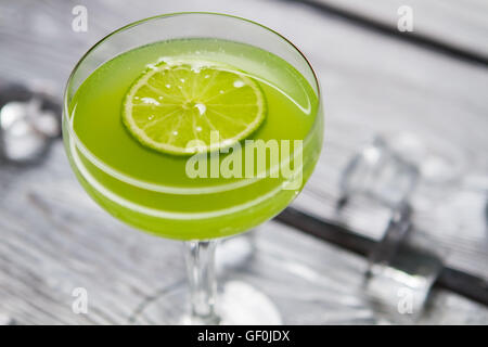 Vetro con cocktail di verde. Foto Stock