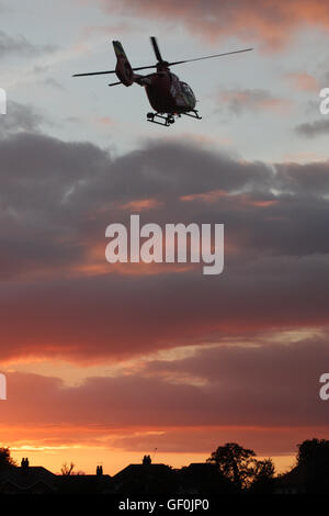 La Thames Valley Air Ambulance decollare in sunset Foto Stock