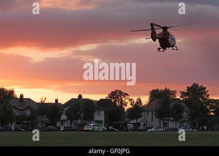 La Thames Valley Air Ambulance decollare in sunset Foto Stock