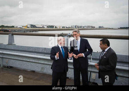 (Sinistra-destra) Declan Collier CEO di London City Airport, il Cancelliere Phillip Hammond e il Ministro per l'aviazione Signore Ahmad durante una visita al London City Airport, come un â€344 milioni di programma di espansione all'aeroporto è stato dato il via libera da parte dei ministri che sperano che potrebbe fornire un â€1,5 miliardi di impulso per l'economia britannica dal 2025. Foto Stock