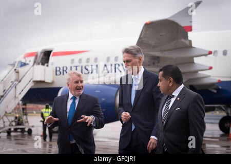 (Sinistra-destra) Declan Collier CEO di London City Airport, il Cancelliere Phillip Hammond e il Ministro per l'aviazione Signore Ahmad durante una visita al London City Airport, come un â€344 milioni di programma di espansione all'aeroporto è stato dato il via libera da parte dei ministri che sperano che potrebbe fornire un â€1,5 miliardi di impulso per l'economia britannica dal 2025. Foto Stock