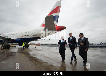 (Sinistra-destra) Declan Collier CEO di London City Airport, il Cancelliere Phillip Hammond e il Ministro per l'aviazione Signore Ahmad durante una visita al London City Airport, come un â€344 milioni di programma di espansione all'aeroporto è stato dato il via libera da parte dei ministri che sperano che potrebbe fornire un â€1,5 miliardi di impulso per l'economia britannica dal 2025. Foto Stock