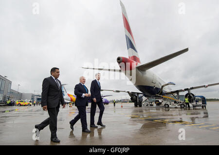 (Sinistra-destra) il Ministro per l'aviazione Signore Ahmad, Declan Collier CEO di London City Airport e il Cancelliere Phillip Hammond durante una visita al London City Airport, come &pound;344 milioni di programma di espansione all'aeroporto è stato dato il via libera da parte dei ministri che sperano che potrebbe fornire una &pound;1,5 miliardi di impulso per l'economia britannica dal 2025. Foto Stock