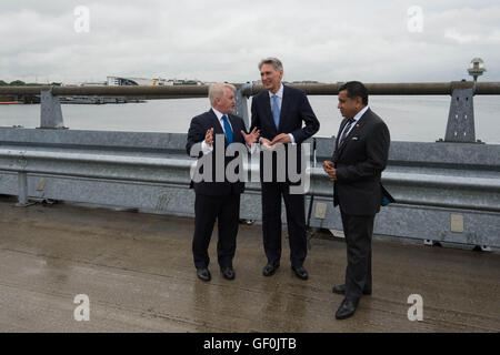 (Sinistra-destra) Declan Collier CEO di London City Airport, il Cancelliere Phillip Hammond e il Ministro per l'aviazione Signore Ahmad durante una visita al London City Airport, come &Acirc;&pound;344 milioni di programma di espansione all'aeroporto è stato dato il via libera da parte dei ministri che sperano che potrebbe fornire una &Acirc;&pound;1,5 miliardi di impulso per l'economia britannica dal 2025. Foto Stock