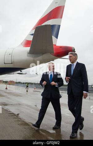 (Sinistra-destra) Declan Collier CEO dell'aeroporto di Londra City e Cancelliere Phillip Hammond durante una visita all'aeroporto di Londra City, come &Acirc;£344 milioni di programma di espansione all'aeroporto è stato dato il via libera dai ministri che sperano di poter fornire un &Acirc;£1.5 miliardi di spinta all'economia britannica entro il 2025. Foto Stock