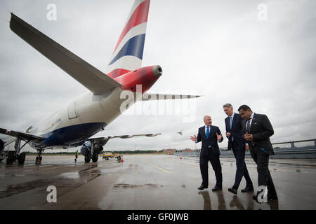 (Sinistra-destra) Declan Collier CEO di London City Airport, il Cancelliere Phillip Hammond e il Ministro per l'aviazione Signore Ahmad durante una visita al London City Airport, come &Acirc;&pound;344 milioni di programma di espansione all'aeroporto è stato dato il via libera da parte dei ministri che sperano che potrebbe fornire una &Acirc;&pound;1,5 miliardi di impulso per l'economia britannica dal 2025. Foto Stock