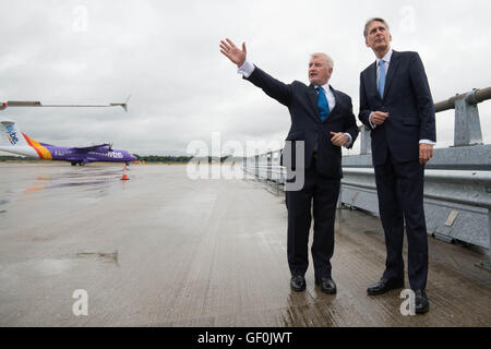 (Sinistra-destra) Declan Collier CEO di London City Airport e il Cancelliere Phillip Hammond durante una visita al London City Airport, come &Acirc;&pound;344 milioni di programma di espansione all'aeroporto è stato dato il via libera da parte dei ministri che sperano che potrebbe fornire una &Acirc;&pound;1,5 miliardi di impulso per l'economia britannica dal 2025. Foto Stock