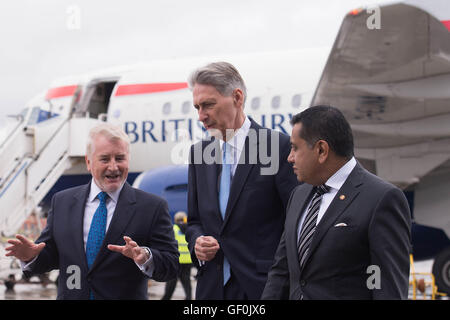 (Sinistra-destra) Declan Collier, amministratore delegato dell'aeroporto di Londra City, Cancelliere Phillip Hammond e Ministro dell'aviazione Lord Ahmad durante una visita all'aeroporto di Londra City, Come &Acirc;£344 milioni di programma di espansione all'aeroporto è stato dato il via libera da ministri che sperano che potrebbe fornire un &Acirc;£1.5 miliardi di spinta per l'economia britannica entro il 2025. Foto Stock