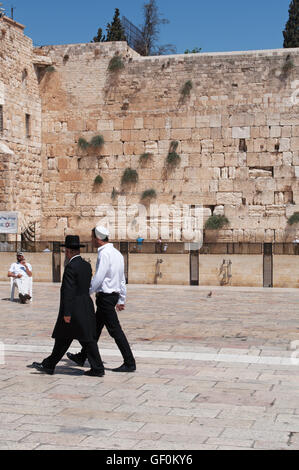 Gerusalemme: gli ebrei a piedi nella parte anteriore della parete occidentale, il Muro del Pianto o Kotel, sopravvissuta residuo del Monte del Tempio, il luogo più sacro per l'Ebraismo Foto Stock