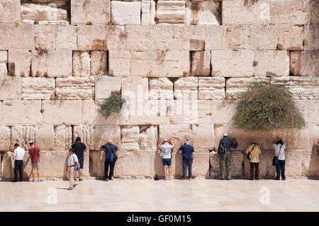 Gerusalemme: gli ebrei in preghiera al Muro Occidentale, il Muro del Pianto o Kotel, sopravvissuta residuo del Monte del Tempio, il luogo più sacro per l'Ebraismo Foto Stock