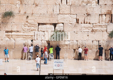 Gerusalemme: gli ebrei in preghiera al Muro Occidentale, il Muro del Pianto o Kotel, sopravvissuta residuo del Monte del Tempio, il luogo più sacro per l'Ebraismo Foto Stock