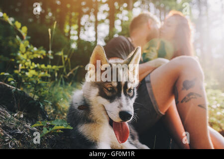 Bella giovane appoggiata nella foresta Foto Stock