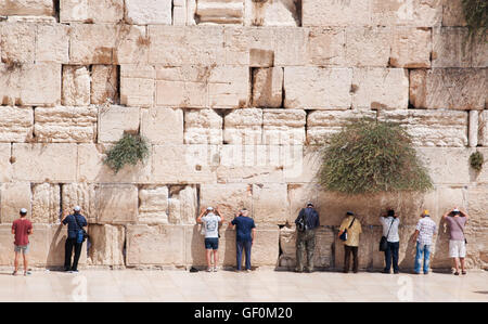 Gerusalemme: gli ebrei in preghiera al Muro Occidentale, il Muro del Pianto o Kotel, sopravvissuta residuo del Monte del Tempio, il luogo più sacro per l'Ebraismo Foto Stock