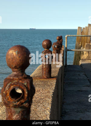 Vista della vecchia ringhiere in ferro sul mare muro a Sheerness, Kent. Foto Stock