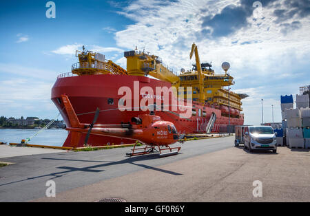 Edda Fides flotel, alloggio nave per l'industria petrolifera, Big Red in nave con red Nord elicottero Foto Stock