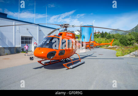 Due Orange Nord Helikopter, elicotteri su Harbour Porto, Svolvaer, Lofoten, Norvegia Foto Stock