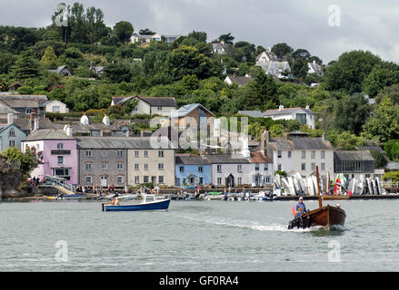 Vista da Greenway Quay di acqua traghetto sul fiume Dart ,devon, dittisham, UK, fiume, Waterfront, estate, ditsum, destinazione,River Dart,Dittisham,così Foto Stock