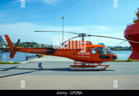 Orange Nord Helikopter, elicottero sul porto porto, Svolvaer, Lofoten, Norvegia Foto Stock