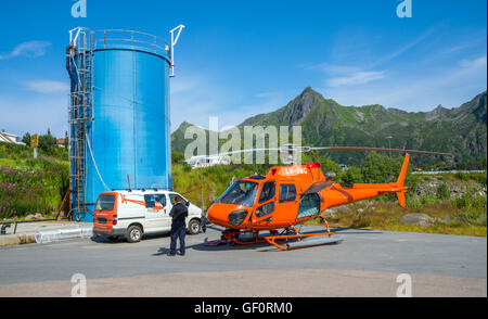 Orange Nord Helikopter, elicottero sul porto porto, Svolvaer, Lofoten, Norvegia Foto Stock