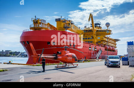 Edda Fides flotel, alloggio nave per l'industria petrolifera, Big Red in nave, con rosso Nord elicottero Foto Stock