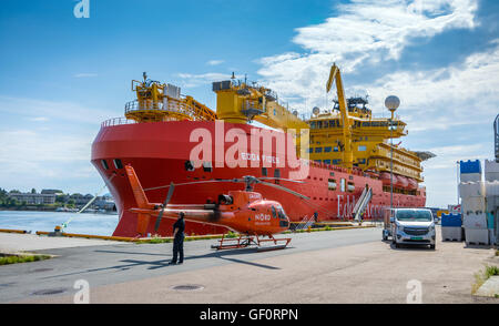 Edda Fides flotel, alloggio nave per l'industria petrolifera, Big Red in nave, con rosso Nord elicottero Foto Stock