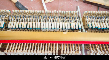 Diversi particolari e parti del pianoforte antico close up Foto Stock