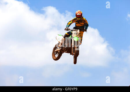 Il pilota di motocross moto e cancellazione di un salto del piano portapaziente durante il calore finale di gara Foto Stock