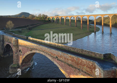 Fiume Tweed, Eildon Hills e Leaderfoot viadotto, Scozia, Scottish Borders, Regno Unito Foto Stock