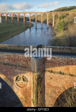 Fiume Tweed e Leaderfoot viadotto, Scozia, Scottish Borders, Regno Unito Foto Stock