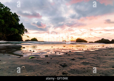 Tramonto sulla spiaggia di Manuel Antonio, Costa Rica Foto Stock