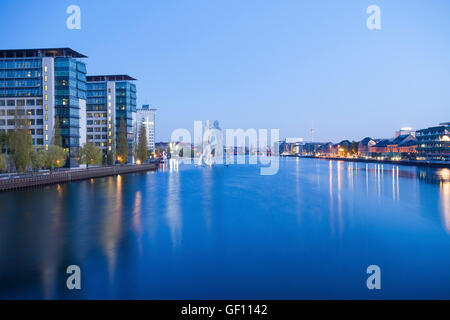 Fiume Spree con molecola uomo, Berlino, Germania Foto Stock