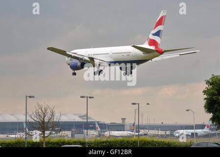 British Airways Boeing 767-300ER G-BZHC arrivando all'Aeroporto Heathrow di Londra, Regno Unito Foto Stock