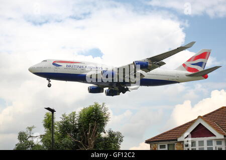 British Airways Boeing 747-400 G-BNLP atterraggio all'Aeroporto Heathrow di Londra, Regno Unito Foto Stock