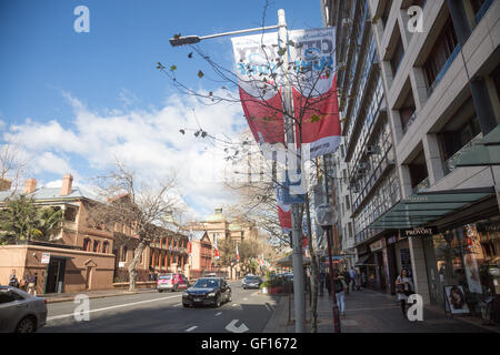 Macquarie Street nel centro di Sydney con il Parlamento in distanza, Nuovo Galles del Sud, Australia Foto Stock