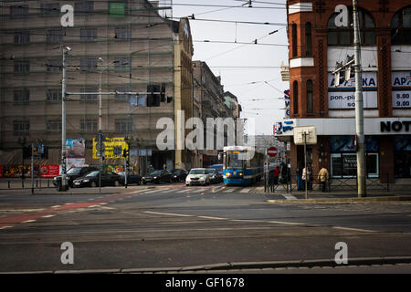 In attesa del traffico in corrispondenza di un incrocio occupato a Wroclaw in Polonia Foto Stock