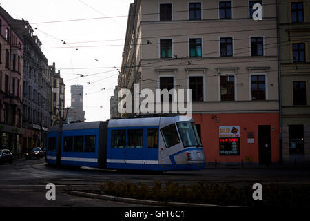 Un tram ruotando in corrispondenza di una intersezione a Wroclaw in Polonia. Foto Stock