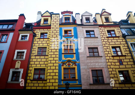 Alte e strette case con facciate colorate linea una strada vicino al centro di Wroclaw, Polonia. Foto Stock