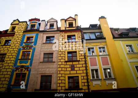 Alte e strette case con facciate colorate linea una strada vicino al centro di Wroclaw, Polonia. Foto Stock