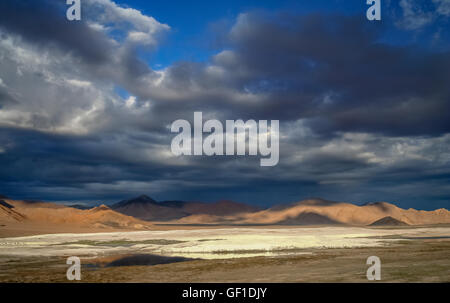 Bellissimo paesaggio nella zona remota del Tibet occidentale, come si vede dalla strada a Ali Foto Stock