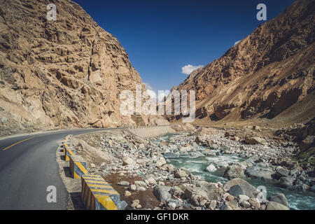 Lastricata strada di montagna attraverso la gola nel Tibet occidentale Foto Stock