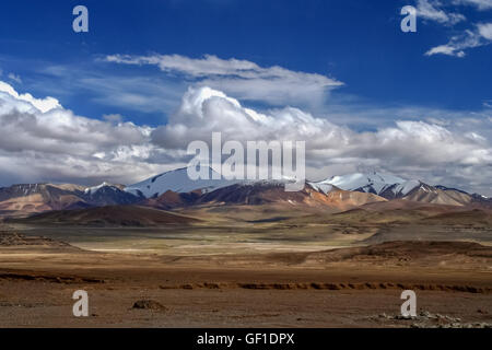 Paesaggio montano del Tibet occidentale Foto Stock