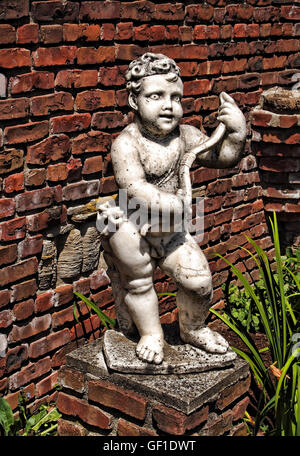 Vintage cherubino come il giardino statua Foto Stock