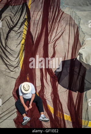 Fisherman riassettavano le reti da pesca nel Porto di Playa Blanca, Lanzarote, Isole Canarie, Spagna. La foto è stata scattata in aprile 2016 in Pue Foto Stock