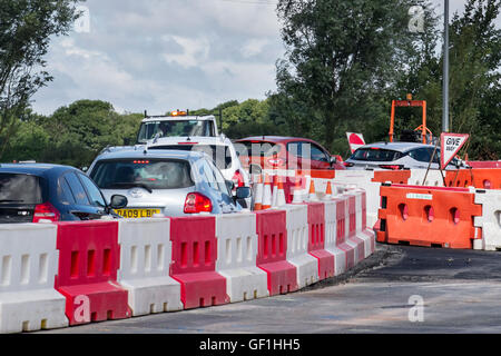 Capitolo 8 Traffic Highway Manutenzione, gestione sistemi, lavori stradali, attenzione i segnali di avvertimento, forza lavoro in strada, paracarri, coni e barriere al posto sulle principali a lungo termine di opere stradali e Semafori provvisori su Preston arterial road, B5253 Flensburg in modo Farington Moss, Lancashire, Regno Unito. Foto Stock