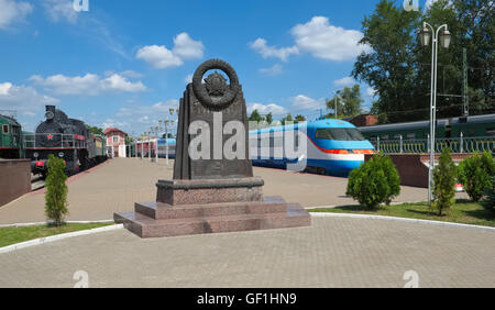 Stele commemorativa in onore degli eroi del Ferroviere nel museo dei trasporti ferroviari, Rizhskiy stazione ferroviaria Foto Stock