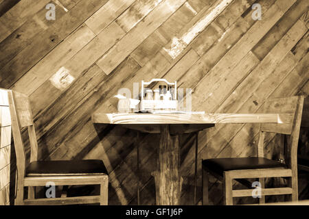 Svuotare caffè terrazza con tavoli e sedie Foto Stock