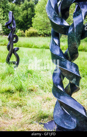 La scultura a Kingham Lodge durante Oxfordshire Artweeks 2016 da Victor Matafi e Chuma Liberty. Foto Stock