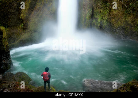 Escursionista presso Wahclella Falls, chiamato anche Tanner Creek Falls. Columbia River Gorge National Scenic Area, Oregon Foto Stock