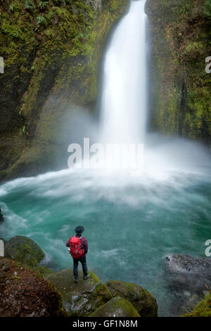 Escursionista presso Wahclella Falls, chiamato anche Tanner Creek Falls. Columbia River Gorge National Scenic Area, Oregon Foto Stock