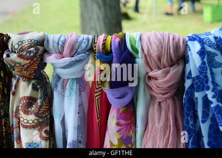 Sciarpe sul display in un mercato, nel Derbyshire. Foto Stock